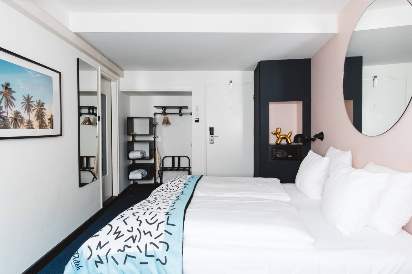 hotelroom small
